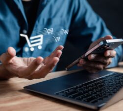 Pessoa fazendo vendas online pelo celular, com ícones de carrinhos de compras sobre a imagem, destacando a importância do e-commerce no Brasil.