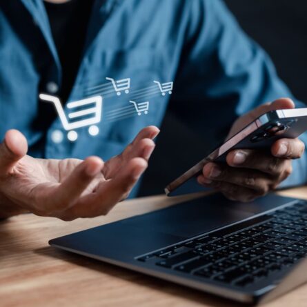 Pessoa fazendo vendas online pelo celular, com ícones de carrinhos de compras sobre a imagem, destacando a importância do e-commerce no Brasil.