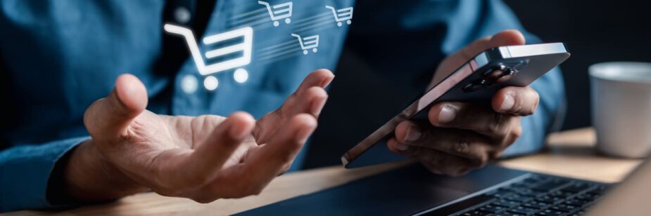 Pessoa fazendo vendas online pelo celular, com ícones de carrinhos de compras sobre a imagem, destacando a importância do e-commerce no Brasil.