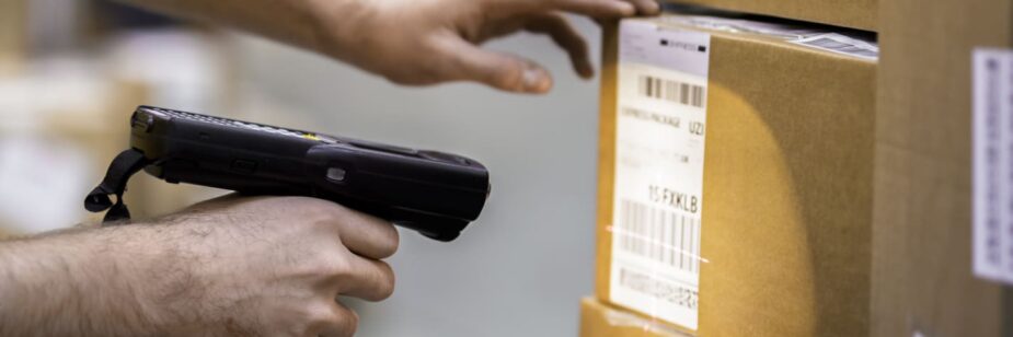 Pessoa utilizando leitor de código de barras para inventário em estoque de uma loja ou armazém.